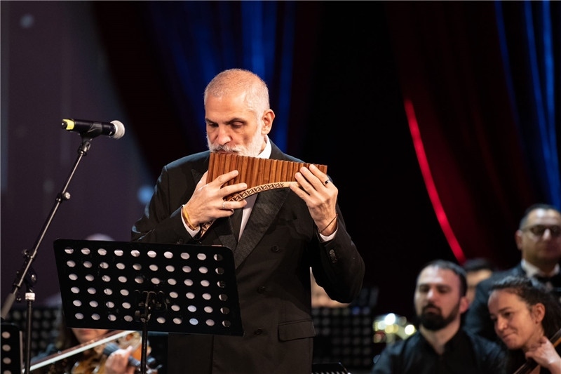 圖為著名排簫大師達米安·德拉吉奇在領(lǐng)銜演奏中國經(jīng)典曲目。 中國駐羅大使館文化處供圖。