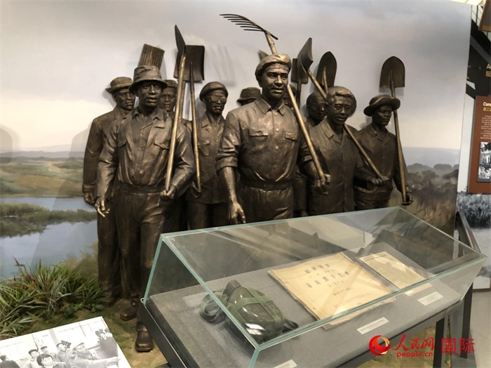 紀(jì)念園中展覽的筑路場(chǎng)景 。人民網(wǎng)記者 黃培昭攝