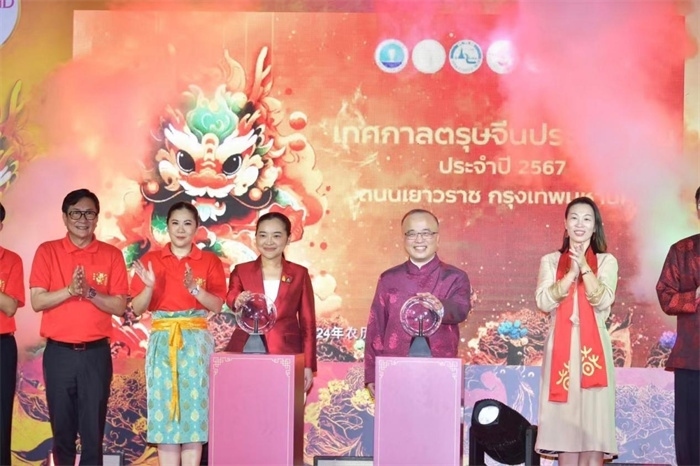 泰國旅游與體育部長素妲婉、中國駐泰國使館公使吳志武代表中泰雙方同時觸按水晶球點亮龍頭彩燈。中國駐泰國使館供圖