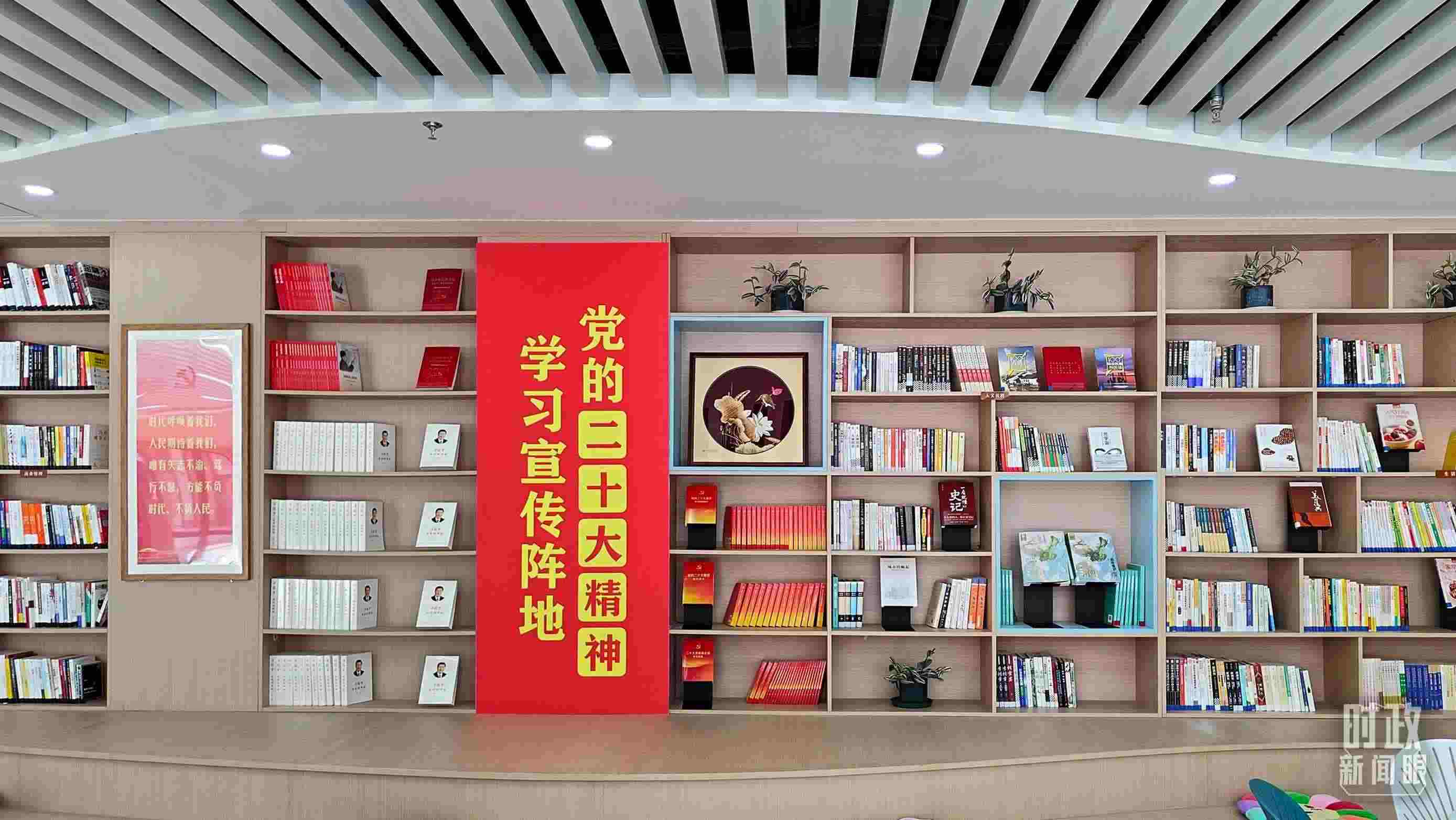 △雄安新區(qū)南文營(yíng)社區(qū)黨群服務(wù)中心。2023年5月，習(xí)近平在這里強(qiáng)調(diào)要構(gòu)筑新時(shí)代宜業(yè)宜居的“人民之城”。（總臺(tái)央視記者楊立峰拍攝）