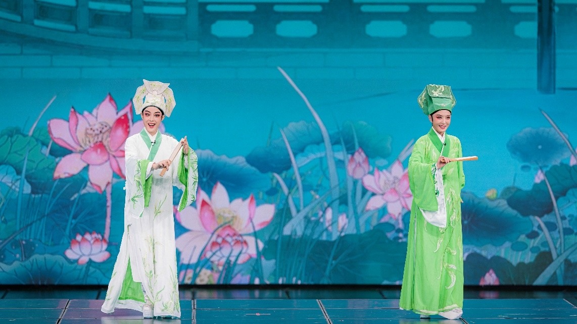 青年越劇演員陳麗君、李云霄彩排現(xiàn)場。主辦方供圖