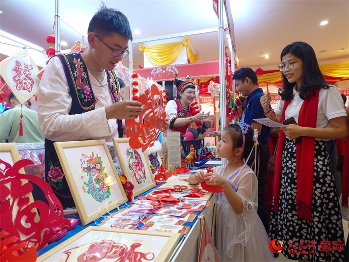 活動現(xiàn)場的剪紙展示。人民網(wǎng)記者 謝佳君攝