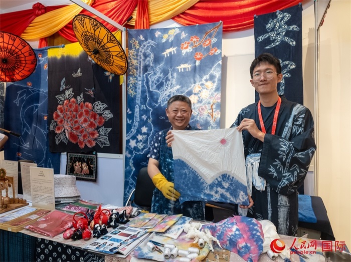 活動現(xiàn)場的扎染展示。人民網(wǎng)記者 謝佳君攝