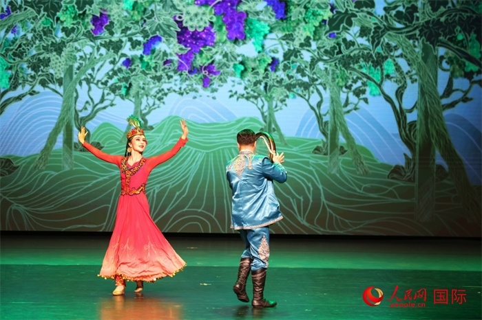 2日在阿聯(lián)酋迪拜舉行的大型音舞詩畫《新疆是個好地方》文藝演出。人民網(wǎng)記者 任皓宇攝