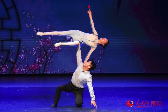 2日在阿聯(lián)酋迪拜舉行的大型音舞詩畫《新疆是個好地方》文藝演出。人民網(wǎng)記者 任皓宇攝