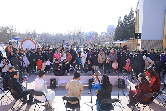 中國(guó)音樂(lè)學(xué)院“國(guó)樂(lè)快閃”演出。學(xué)校供圖