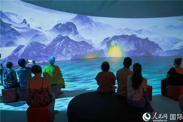 巴西民眾在活動現(xiàn)場觀賞“走進(jìn)中國：沉浸式體驗展”。人民網(wǎng)記者 陳海琪攝