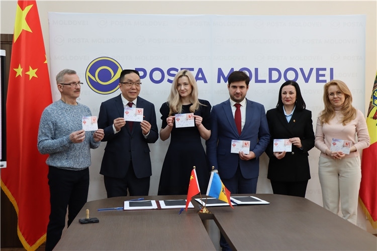 摩爾多瓦首發(fā)龍年生肖郵票。中國(guó)駐摩爾多瓦大使館供圖