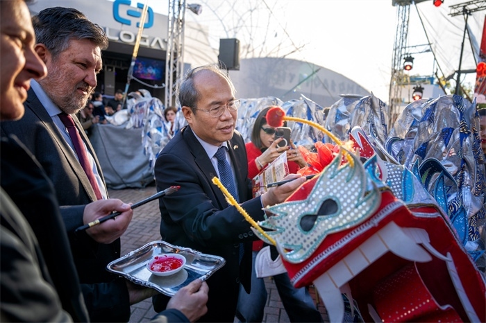 中國(guó)駐希臘大使館大使肖軍正與希方嘉賓為舞龍點(diǎn)睛?！吨邢r(shí)報(bào)》供圖