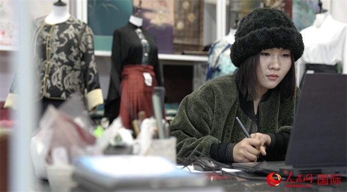 1月23日，在山東省菏澤市曹縣有愛云倉直播基地，張子晨正在設(shè)計(jì)漢服。 人民網(wǎng)記者 袁蒙攝