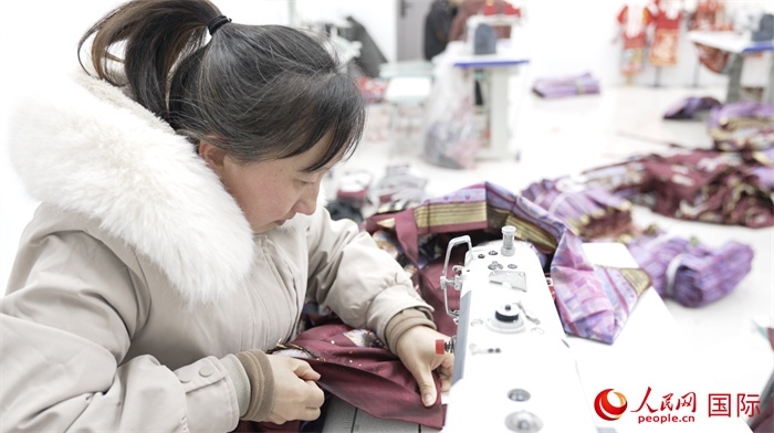 1月24日，在山東省菏澤市曹縣大集鎮(zhèn)云牧服飾有限公司，高燕正在縫制馬面裙。 人民網(wǎng)記者 袁蒙攝