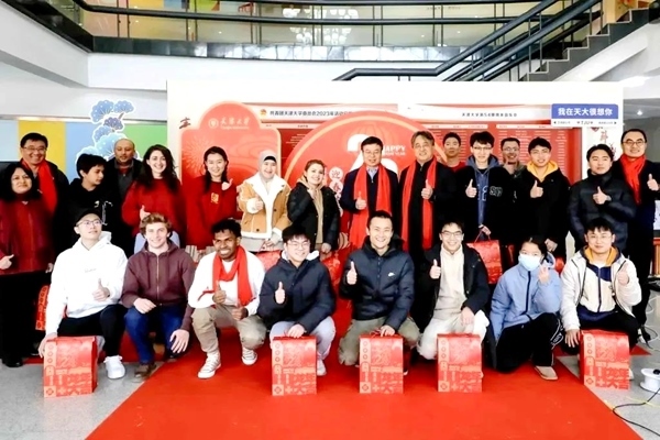 天津大學同學們收到新春大禮包。校方供圖
