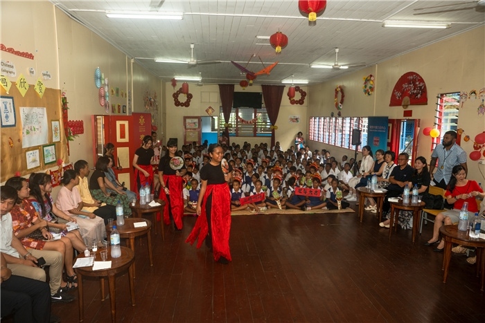 中華學(xué)校學(xué)生表演扇子舞。