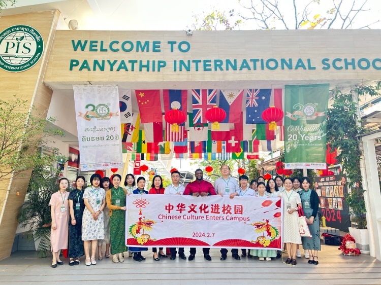 駐老撾使館政治處主任杜長青與白云碧國際學校校方、參會志愿者教師合影。活動主辦方供圖