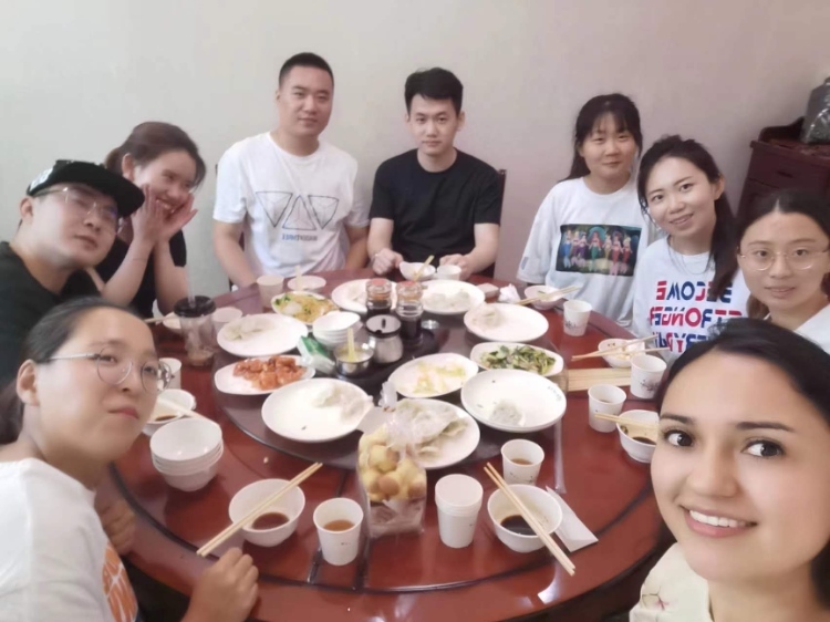 保拉與中國朋友在一起。圖片由受訪者提供