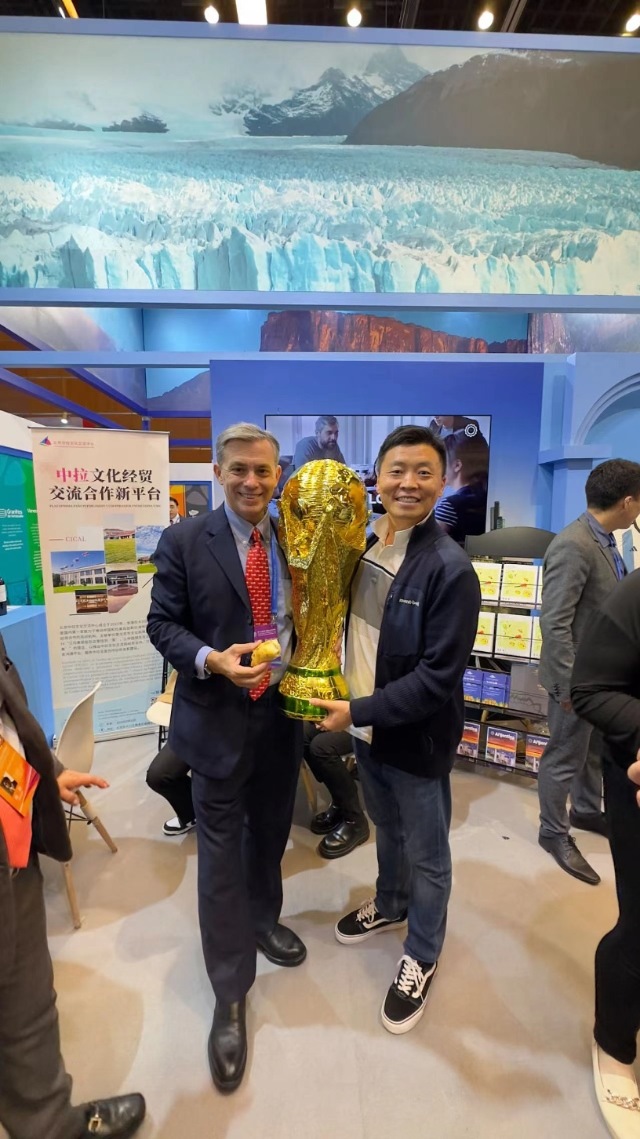 2022年，馬克西米與同事在上海。圖片由受訪者提供