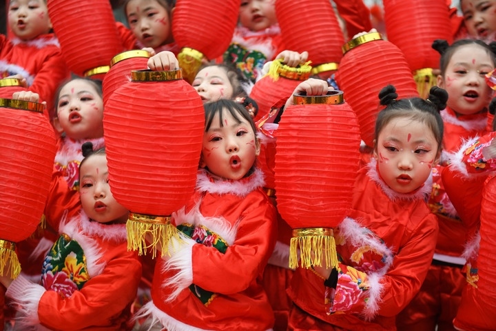 1月18日，四川省閬中市閬中古城，民間藝人和文藝工作者在表演節(jié)目歡度臘八節(jié)，喜迎農(nóng)歷新年。這是參演的小朋友在表演。新華社發(fā)（王玉貴 攝）