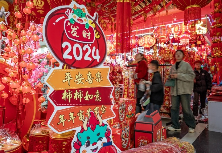 1月11日，顧客在昆明新螺螄灣國(guó)際商貿(mào)城選購(gòu)節(jié)日飾品。新華社記者 陳欣波 攝