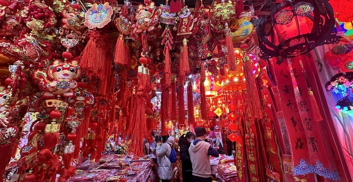 1月19日，市民在北京一商場(chǎng)內(nèi)選購(gòu)春節(jié)裝飾品。新華社記者李欣攝