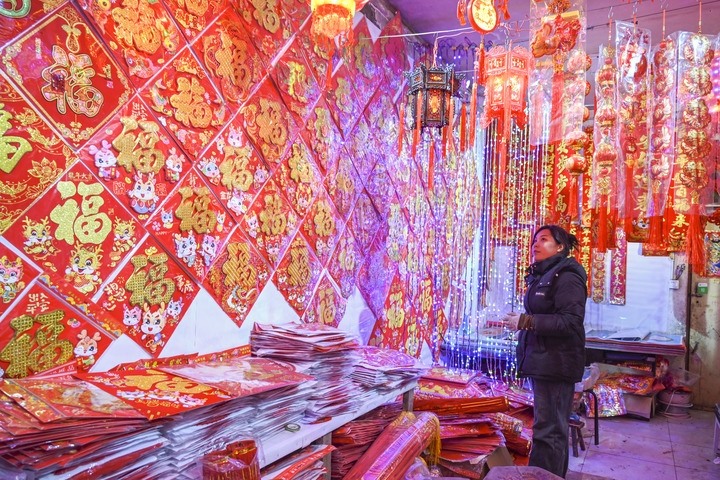 1月21日，在山西省晉中市平遙縣一家市場(chǎng)，市民在選購(gòu)年貨。新華社發(fā)（梁生仁攝）