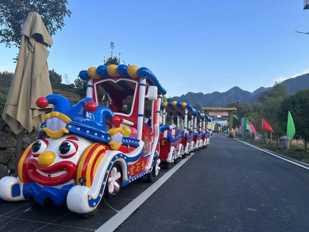 2023年10月，金石村集體出資購(gòu)買了兩輛無軌觀光小火車。紫陽(yáng)縣融媒體中心供圖