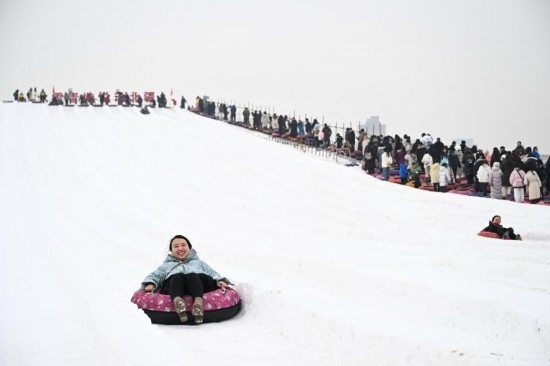 圖為1月18日，市民在內蒙古賽馬場滑雪圈。新華社記者 貝赫 攝