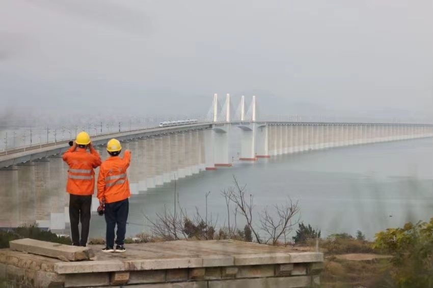 許沖和工友在白天巡視湄洲灣大橋上的供電設(shè)備。胡鵬攝