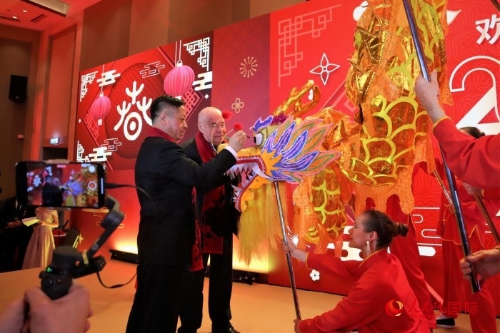 張漢暉（左）、施威特科（右）共同為彩龍點(diǎn)睛。于子恒攝