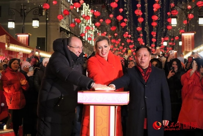 張漢暉、扎哈羅娃、科茲洛夫（從右至左）共同按下活動(dòng)啟動(dòng)按鈕。于子恒攝