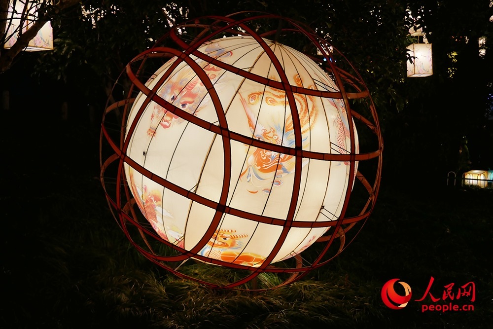 白鷺洲公園展出的燈彩作品。人民網(wǎng)記者 韋衍行攝