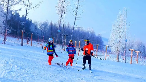 新春走基層｜滑雪場上過春節(jié)！冰城“冷資源”變成“熱經(jīng)濟”