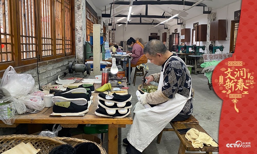 唐昌布鞋坊內(nèi)的工人正在趕制布鞋。王凡攝