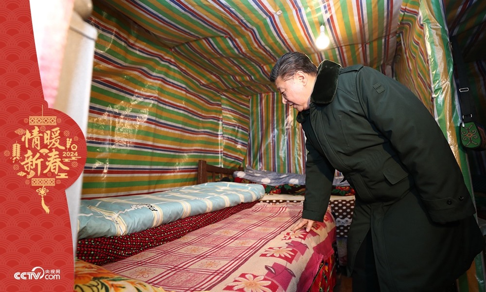 2018年2月11日，習(xí)近平總書記在四川三河村貧困戶吉好也求家中看望。