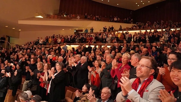 中德觀眾觀看中央民族樂(lè)團(tuán)“”天地永樂(lè)·中國(guó)節(jié)“”音樂(lè)會(huì)。中國(guó)駐德國(guó)大使館供圖