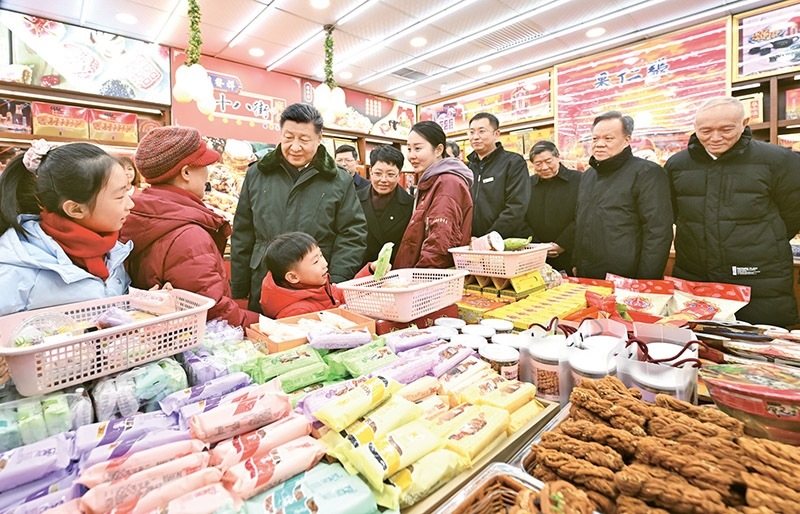 2024年2月1日至2日，中共中央總書記、國家主席、中央軍委主席習(xí)近平來到天津，看望慰問基層干部群眾。這是1日下午，習(xí)近平在天津古文化街考察時，走進(jìn)店鋪同現(xiàn)場群眾互動交流。 新華社記者 謝環(huán)馳/攝