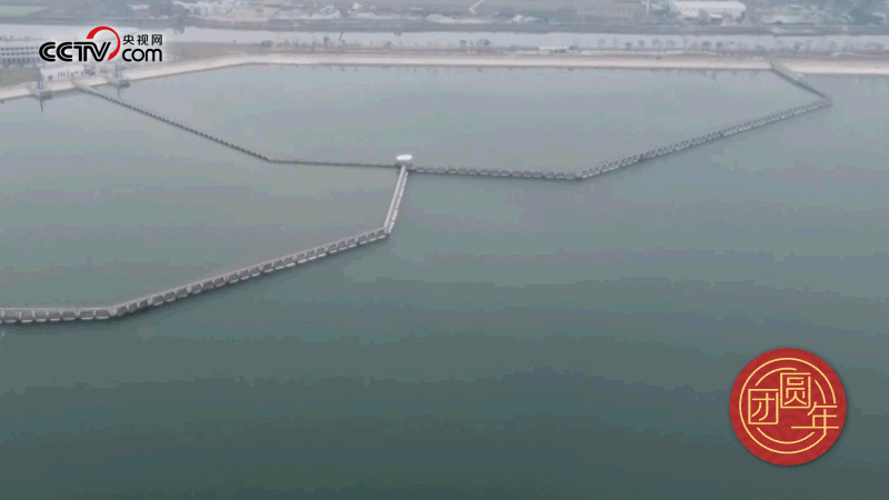 △西江潛地行，潤(rùn)澤大灣區(qū)。珠江三角洲水資源配置工程西起廣東佛山順德西江干流鯉魚洲，穿越獅子洋，東至深圳公明水庫(kù)，是世界上流量最大的長(zhǎng)距離有壓調(diào)水工程。