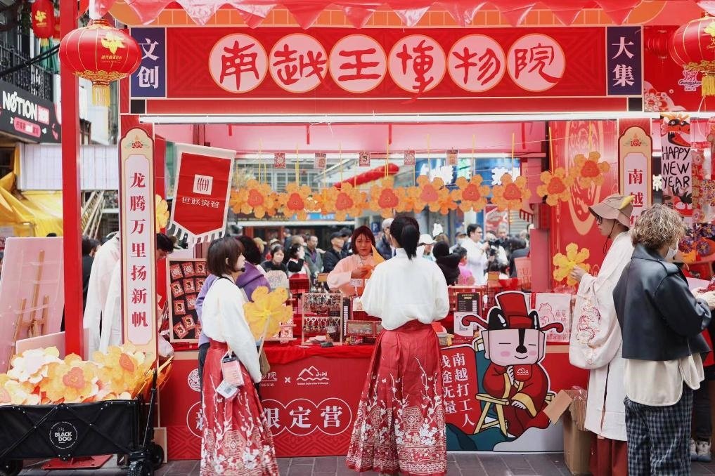 在西湖花市的南越王博物院攤位，文創(chuàng)與花市的跨界融合吸引了不少市民游客駐足。（南越王博物院供圖）