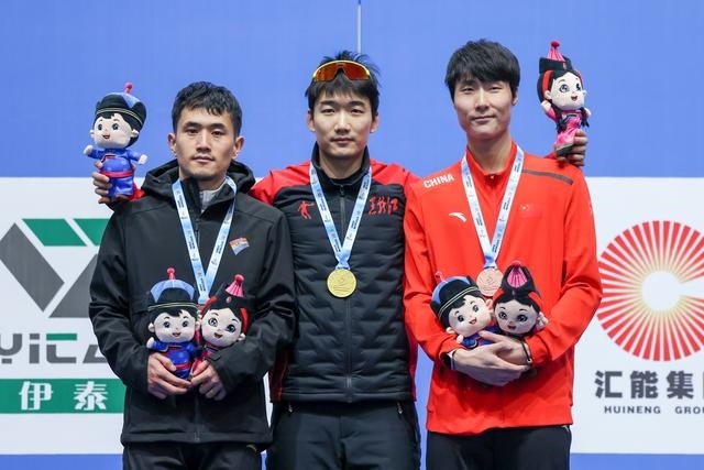 1月12日，“十四冬”速度滑冰（公開(kāi)組）男子500米比賽，冠軍黑龍江隊(duì)選手高亭宇（中）、亞軍遼寧隊(duì)選手楊濤（左）、季軍河北隊(duì)選手李添龍?jiān)陬C獎(jiǎng)儀式上合影。新華社記者 王楷焱 攝