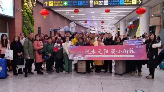 2月11日，一批馬來西亞游客抵達沈陽桃仙國際機場。新華社發(fā)