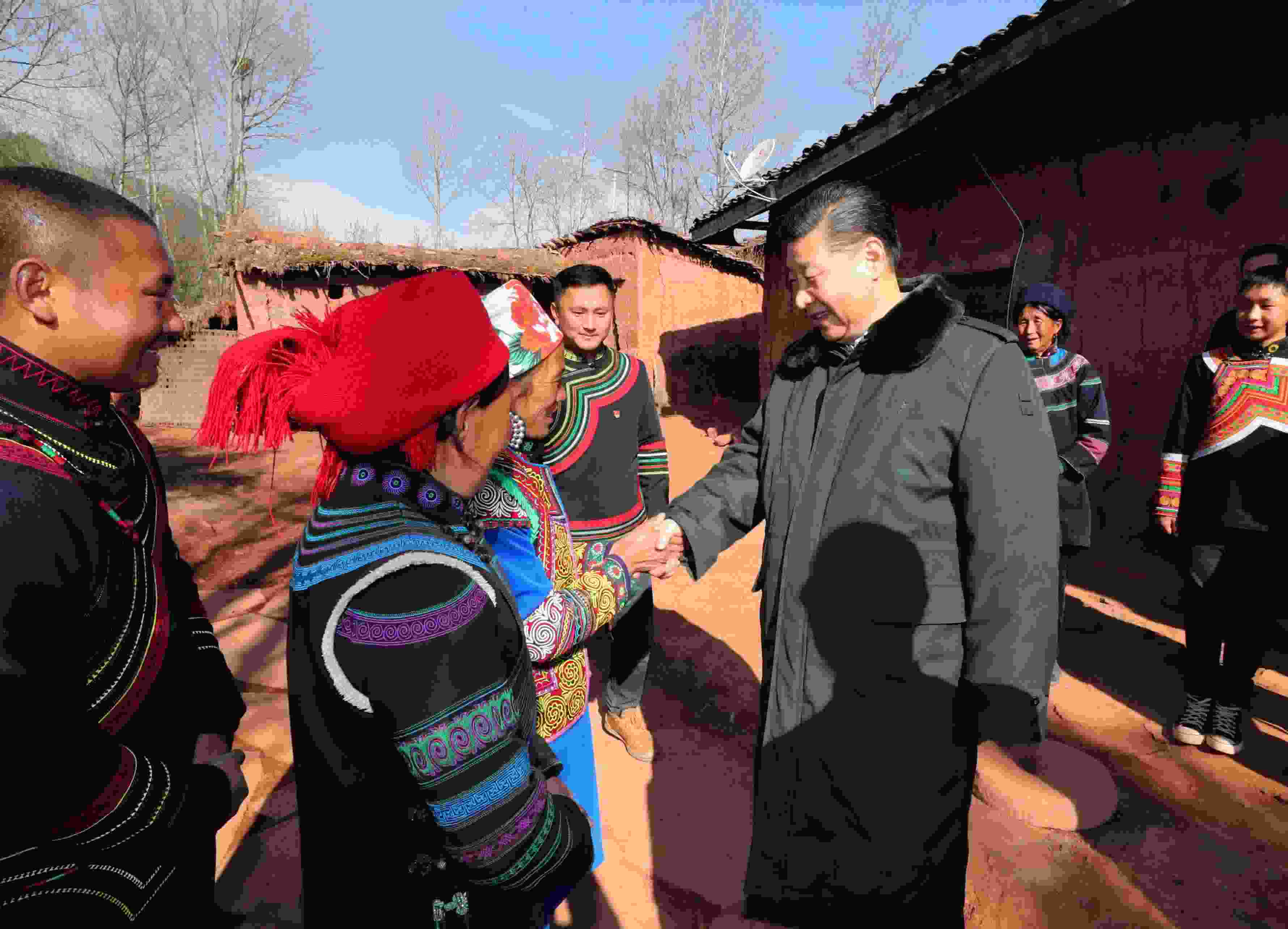 △ 2018年2月11日，習(xí)近平總書(shū)記驅(qū)車2個(gè)多小時(shí)，從四川西昌市來(lái)到位于大涼山深處的昭覺(jué)縣三岔河鄉(xiāng)三河村、解放鄉(xiāng)火普村，走進(jìn)彝族貧困群眾家中，看實(shí)情、問(wèn)冷暖、聽(tīng)心聲，同當(dāng)?shù)馗刹咳罕姽采叹珳?zhǔn)脫貧之策。