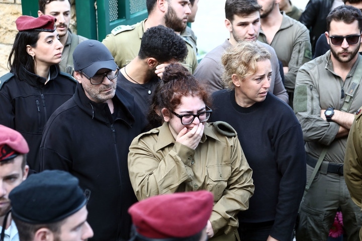 1月23日，在以色列特拉維夫的一處公墓，人們參加一名以色列士兵的葬禮。新華社發(fā)（吉德翁·馬科維奇攝/基尼圖片社）