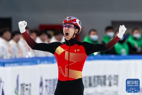 吉林隊(duì)選手孫龍沖線后慶祝勝利。新華社記者 李博 攝