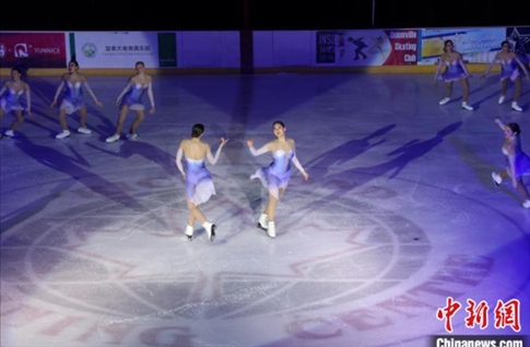 當(dāng)?shù)貢r(shí)間2月17日晚，青少年冰上春晚在加拿大多倫多舉行。圖為曾獲加拿大全國(guó)冠軍的一支青少年花滑隊(duì)進(jìn)行集體自由滑表演。 中新社記者 余瑞冬 攝