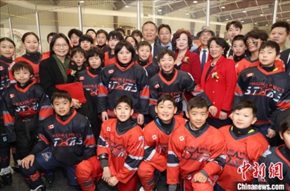 當(dāng)?shù)貢r(shí)間2月17日晚，青少年冰上春晚在加拿大多倫多舉行。圖為中國(guó)駐多倫多總領(lǐng)事羅偉東和主辦方代表、與會(huì)嘉賓與“未來(lái)之星”冰球隊(duì)華裔少年冰球手們合影。 中新社記者 余瑞冬 攝