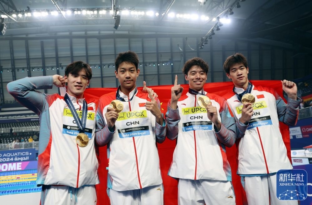 2月11日，2024年多哈游泳世錦賽男子4×100米自由泳接力決賽，中國(guó)隊(duì)選手王浩宇、張展碩、季新杰和潘展樂(lè)（從左到右）在頒獎(jiǎng)儀式后合影慶祝。新華社記者 雒圓 攝