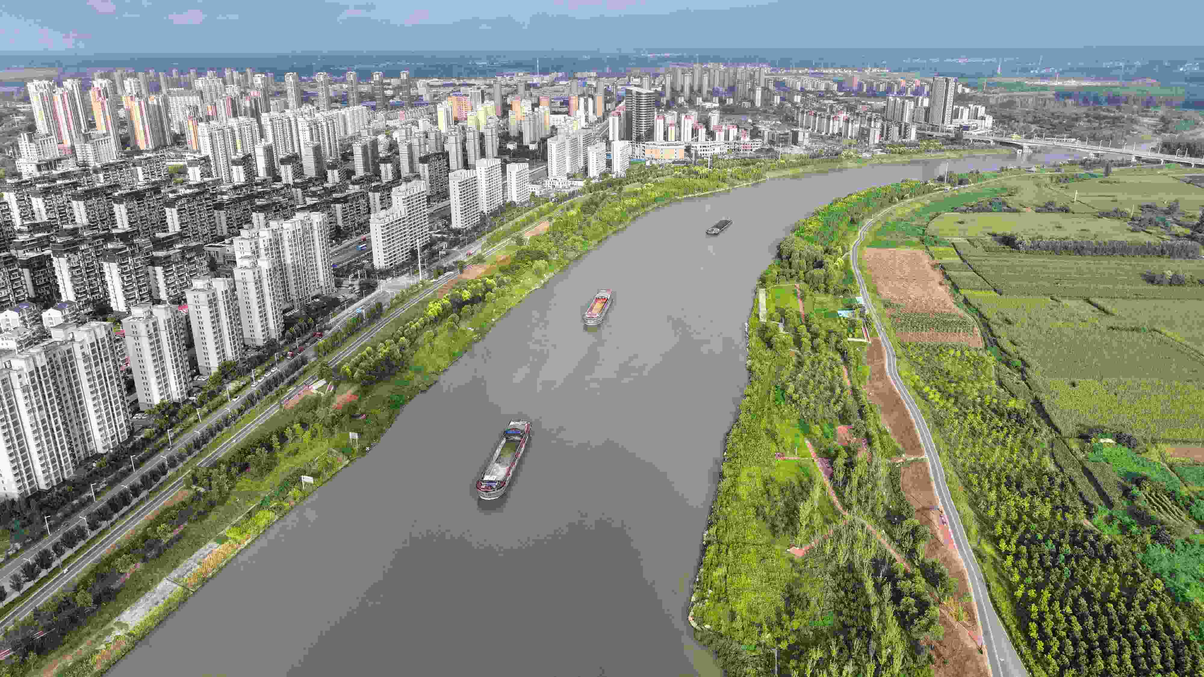 △ 2023年8月21日，安徽阜陽，初秋時節(jié)，界首城市建設(shè)與沙潁河水系、橋梁和綠植相映襯，構(gòu)成一幅生態(tài)宜居的美麗畫卷。