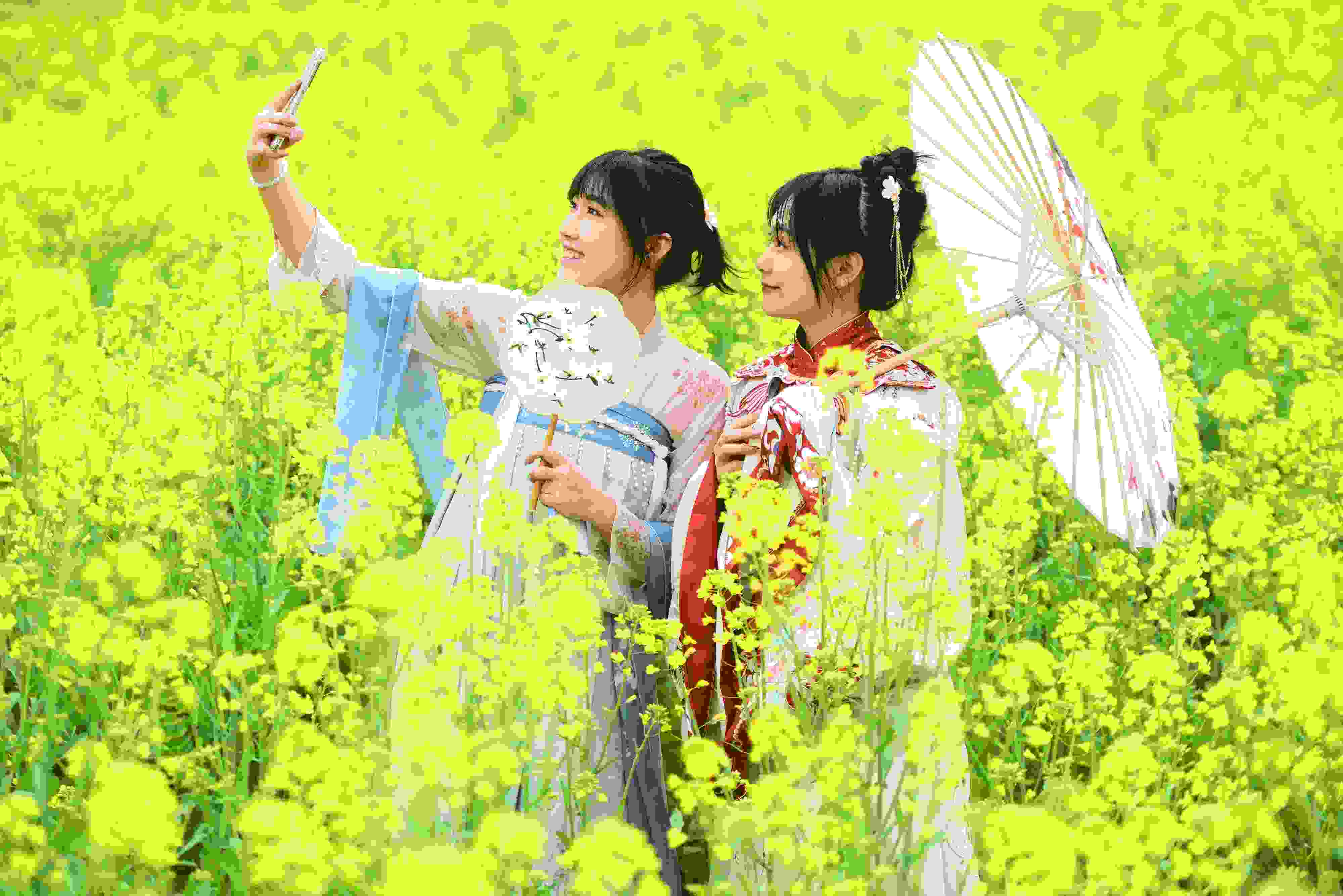 △ 2024年2月16日，廣西賀州，在富川瑤族自治縣麥嶺鎮(zhèn)三民村，游客在油菜花田間賞花拍照。