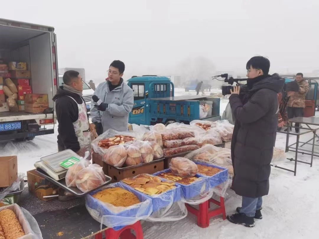 △ 2024年1月1日，在中央廣播電視總臺(tái)中央電視臺(tái)《新年新愿》報(bào)道中，遼寧營(yíng)口鲅魚(yú)圈區(qū)大集賣(mài)餅干的小哥憨態(tài)可掬的表情、生機(jī)勃勃的臉龐、充滿煙火氣的新年愿望，讓他火爆出圈。