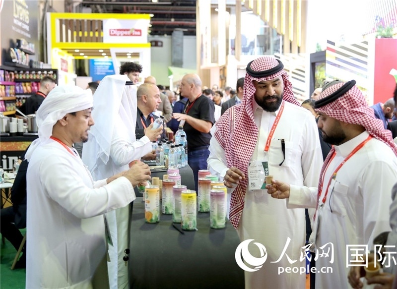 圖為專業(yè)觀眾在海灣食品展飲料展區(qū)參觀。人民網(wǎng) 塔里克·易卜拉欣攝
