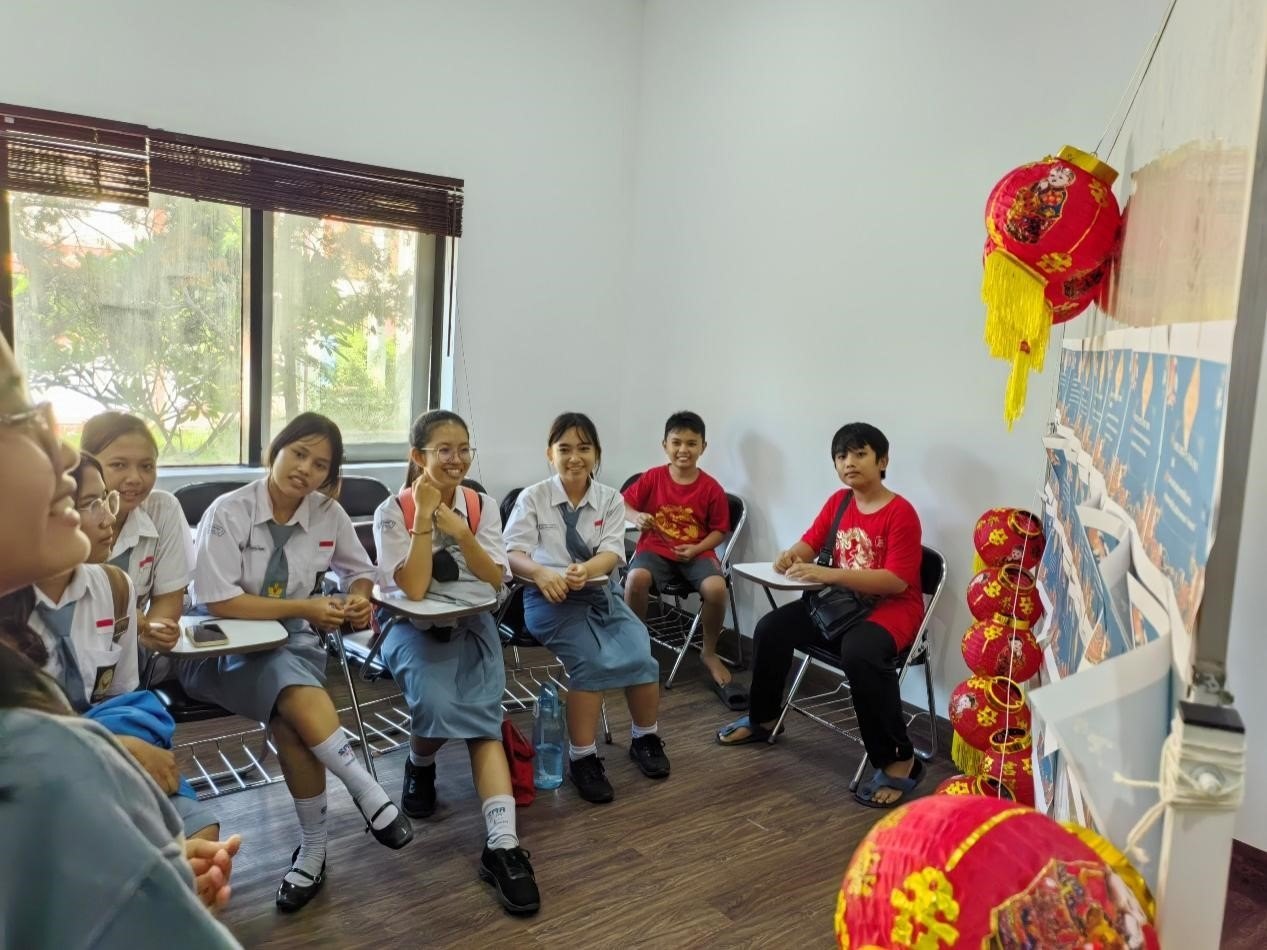 學(xué)生們踴躍參與猜燈謎活動(dòng)。巴陵康孔子學(xué)院供圖